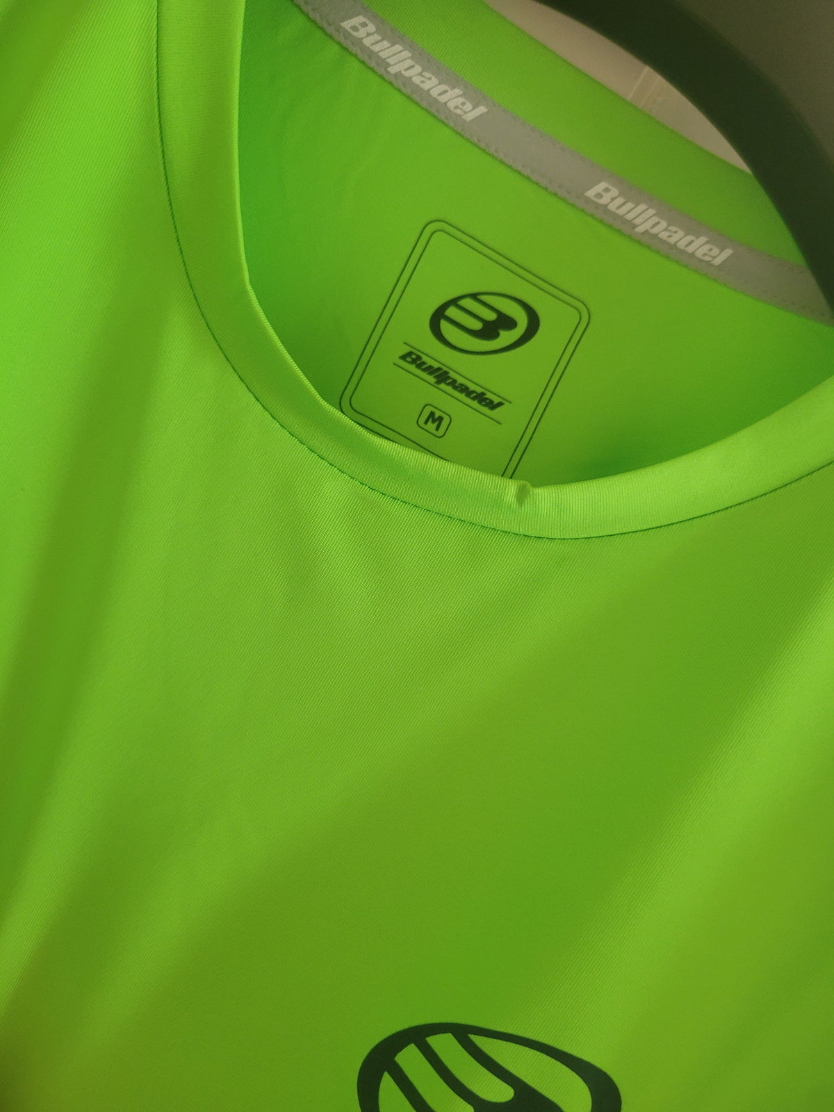 T shirt bull padel M neuf jamais servi, mais sans étiquette.